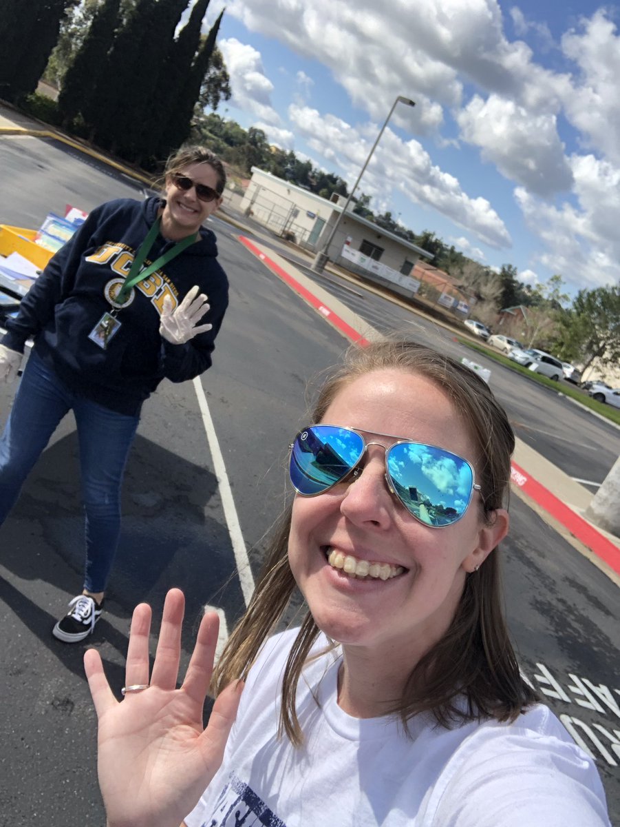 BrittniTuttle's tweet photo. So much fun passing out chrome books to our Kindergators ❤️🐊 we miss them so much more than we thought we ever could.  
#socialdistancing #virtualhugs 
@avocadogators @CajonValleyUSD @BradburyDarci @mrs_ignacio_avo https://t.co/gT9IYHj7jo