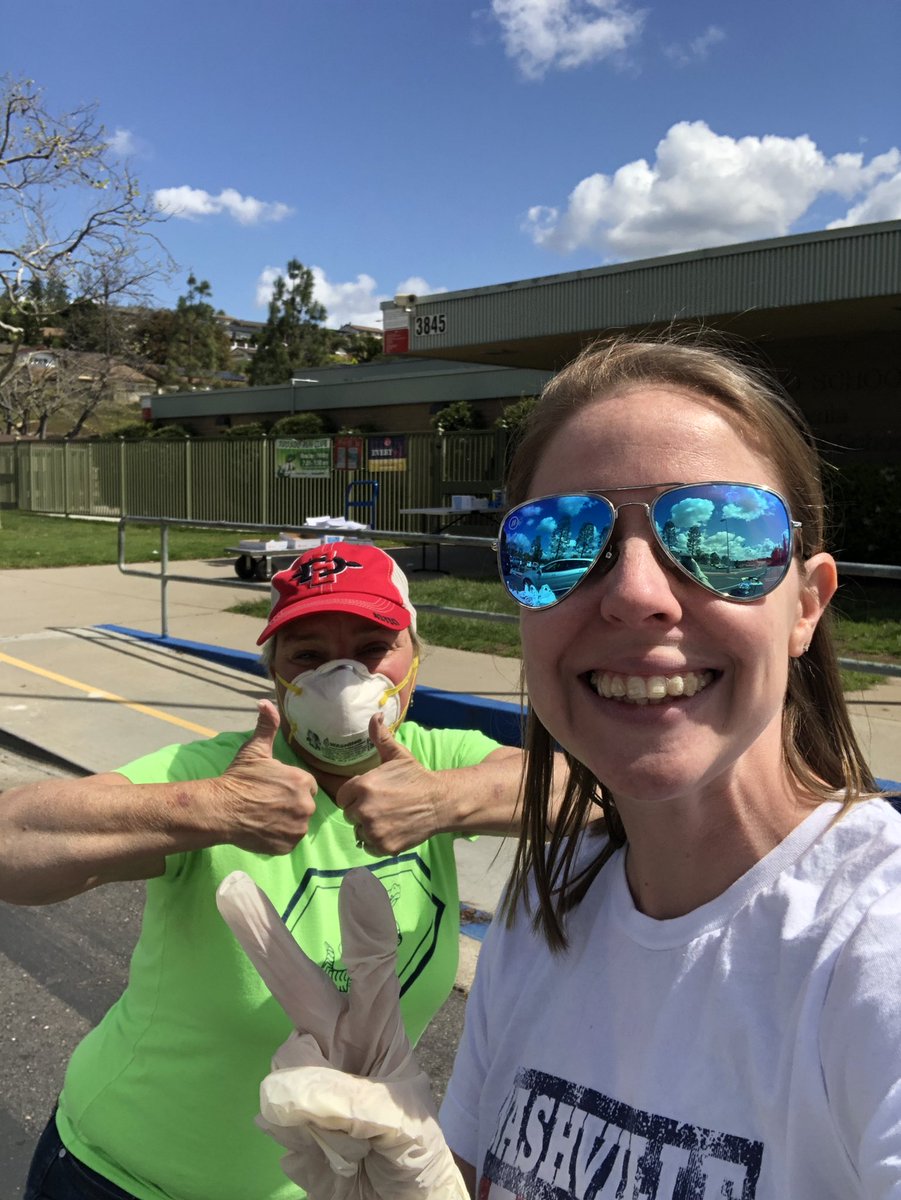 BrittniTuttle's tweet photo. So much fun passing out chrome books to our Kindergators ❤️🐊 we miss them so much more than we thought we ever could.  
#socialdistancing #virtualhugs 
@avocadogators @CajonValleyUSD @BradburyDarci @mrs_ignacio_avo https://t.co/gT9IYHj7jo