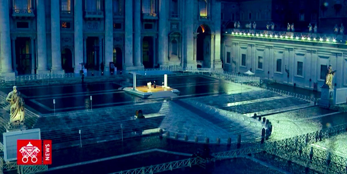 CriRossi_'s tweet photo. "Ci siamo resi conto di
trovarci sulla stessa barca.
Tutti fragili e disorientati, allo stesso tempo importanti e necessari.
Tutti chiamati a remare insieme.
Tutti bisognosi di confortarci a vicenda".

#PapaFrancesco
@Pontifex_it https://t.co/VohDuWtKwM