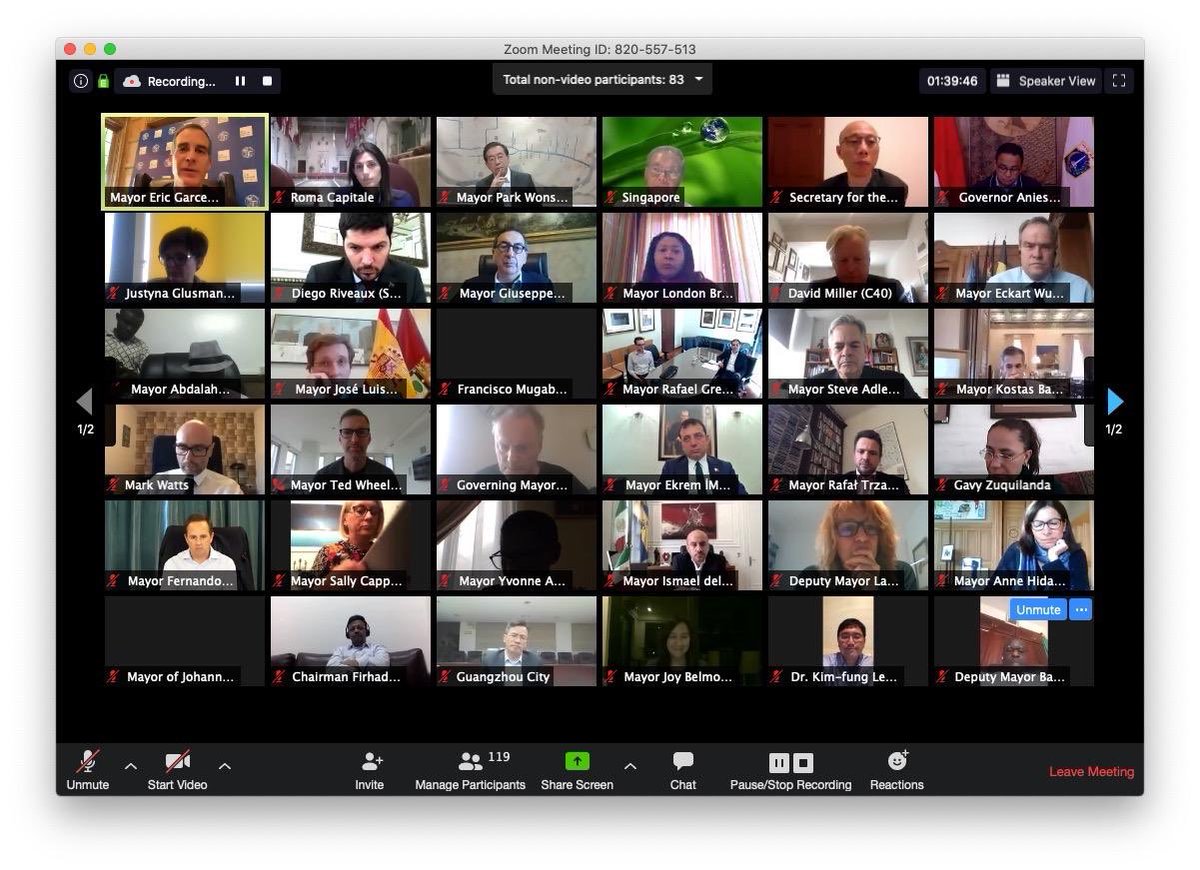 Bugün dünyanın en büyük şehirlerini yöneten 40 belediye başkanı ile pandemik salgın ile ilgili online bir toplantı yaptık, şehirlerimizde alınan önlemleri konuştuk. Özet olarak; cesur kararlar almaktan çekinen her ülke ağır bedeller ödüyor. Biz de bu konuda radikal olmalıyız.