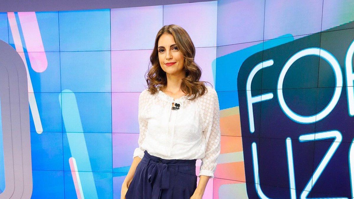 forumeplay's tweet photo. Para deixar claro que está chateado com Livia Andrade, Silvio ainda mandou Mara Maravilha interromper sua licença-maternidade e retornar ao Fofocalizando nesta sexta-feira. Quem assumiu o comando da atração foi Chris Flores https://t.co/T1h6wYTdNv https://t.co/fsyNo85IRZ