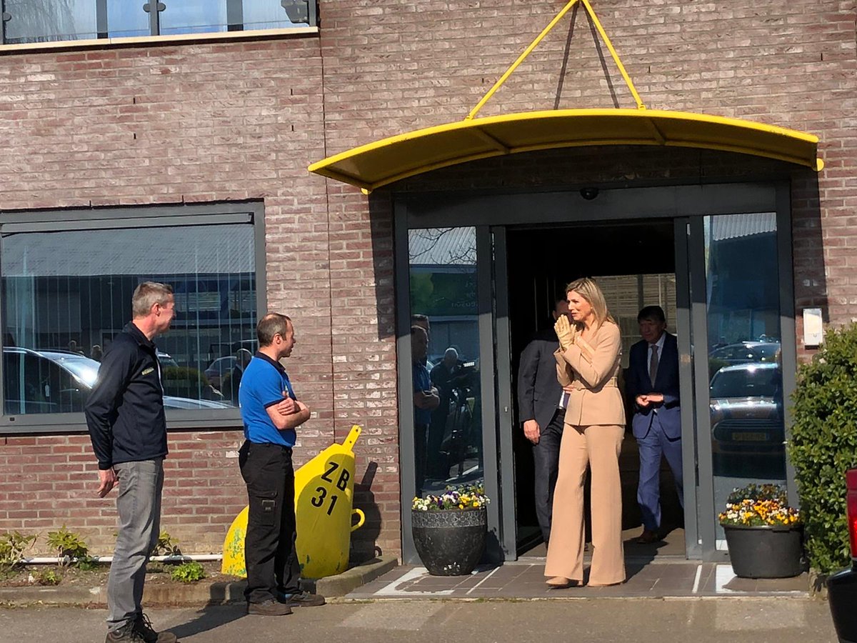 Queen Máxima visited company Zuidbaak in Honselersdijk this afternoon. She spoke with entrepreneurs who are severely affected by the corona crisis. She also discussed possible measures with the Dutch greenhouse horticulture sector organisation Glastuinbouw Nederland.