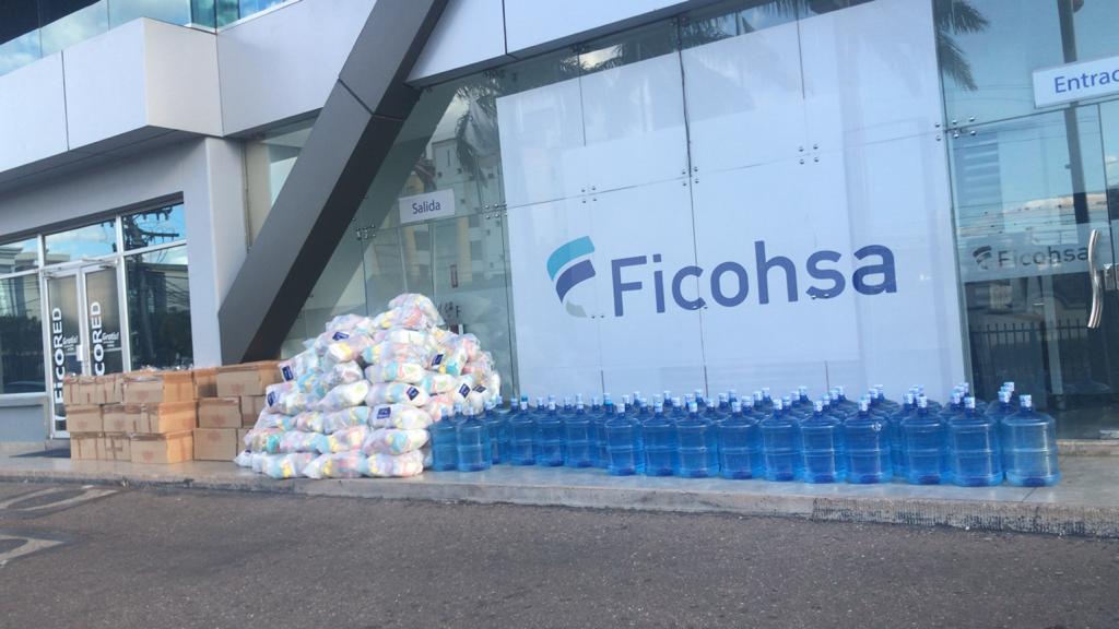 Con el apoyo de la Secretaría de Salud y COPECO, entregamos canastas básicas y agua purificada para médicos, enfermeras, internistas, personal de aseo y guardias de seguridad en hospitales del país.

GRACIAS POR SU ENTREGA Y COMPROMISO EN ESTOS MOMENTOS QUE TANTO LOS NECESITAMOS!