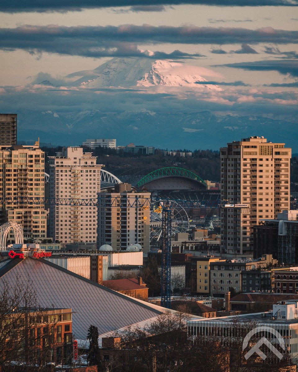 ChrisFabregas's tweet photo. Peekaboo! Always love when Mt Rainier comes out! https://t.co/AQKCikb4uv