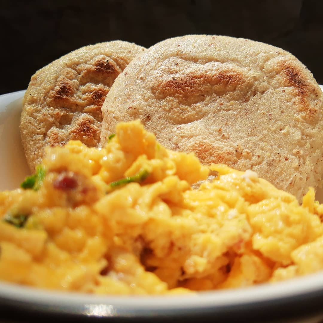 SaludEmprende's tweet photo. El súper desayuno de hoy:

Arepas de maíz con linaza, avena y chía; acompañadas con huevos revueltos, chorizo artesanal y espinacas.

#YoMeQuedoEnCasa #QuédateEnCasa https://t.co/c59Fn09BmG