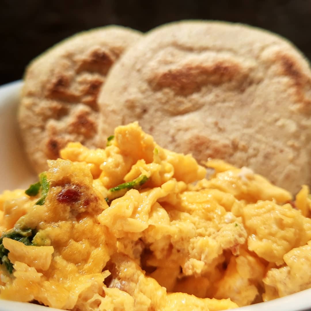 SaludEmprende's tweet photo. El súper desayuno de hoy:

Arepas de maíz con linaza, avena y chía; acompañadas con huevos revueltos, chorizo artesanal y espinacas.

#YoMeQuedoEnCasa #QuédateEnCasa https://t.co/c59Fn09BmG