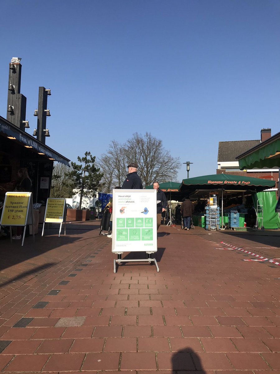 Jordy1977's tweet photo. Ook in Haren staan de borden met de posters van de @VRgroningen houd 1,5 meter afstand. @gem_groningen #markten #haren #StopCorona #groningen #FlattenTheCurve #marktmeester https://t.co/cpzCDiJb7x