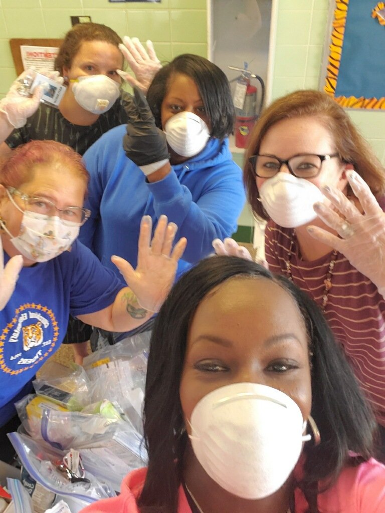 _lalex01_'s tweet photo. @ces_tigers staff are dedicated and gloved up and ready for parents to pick up student medication @cesdrjones @_lalex01_ @Ksmith728 @PortsVASchools https://t.co/KyQK4zvOI1