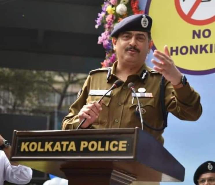 Shyamal84057944's tweet photo. "Happy Birthday to You Anuj Sharma IPS Sir(Commissioner of Police)"
Many many happy Returns of the day Sir,May God Bless you 🎂🍰💖
#HappyBirthdaySir #Pride_Of_KolkataPolice #CP_Sir https://t.co/gWLDsPWDHR