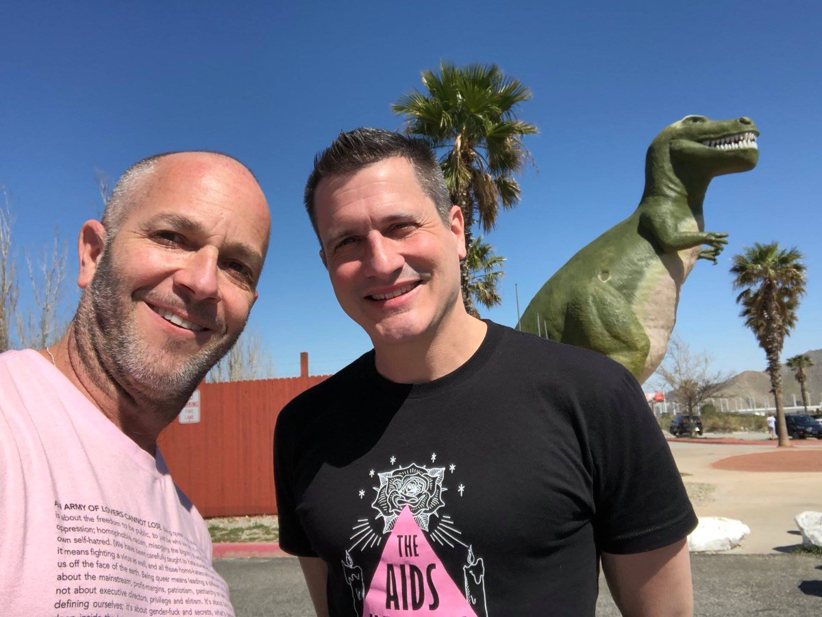 adamsnest's tweet photo. Flashback Friday!
Two years ago with @DamonLJacobs before sheltering at home. Socially distant, spiritually connected.
#whatisrememberedlives #armyoflovers #tamtee
#FBF #prep #prepwarrior #uequalsu https://t.co/kUITUk2e86