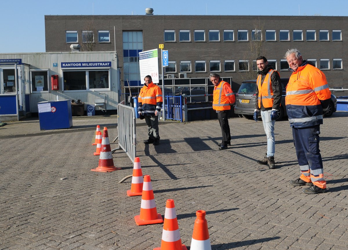 𝐋𝐞𝐭 𝐨𝐩: de 𝐂𝐨𝐦𝐩𝐨𝐬𝐭𝐝𝐚𝐠 𝐢𝐬 𝐠𝐞𝐚𝐧𝐧𝐮𝐥𝐞𝐞𝐫𝐝 𝐞𝐧 𝐰𝐞 𝐯𝐞𝐫𝐰𝐚𝐜𝐡𝐭𝐞𝐧 𝐥𝐚𝐧𝐠𝐞 𝐰𝐚𝐜𝐡𝐭𝐫𝐢𝐣𝐞𝐧 𝐨𝐩 𝐝𝐞 𝐦𝐢𝐥𝐢𝐞𝐮𝐬𝐭𝐫𝐚𝐚𝐭 𝐝𝐢𝐭 𝐰𝐞𝐞𝐤𝐞𝐧𝐝! Is het niet noodzakelijk om naar de milieustraten te komen, stel het bezoek dan liever uit.