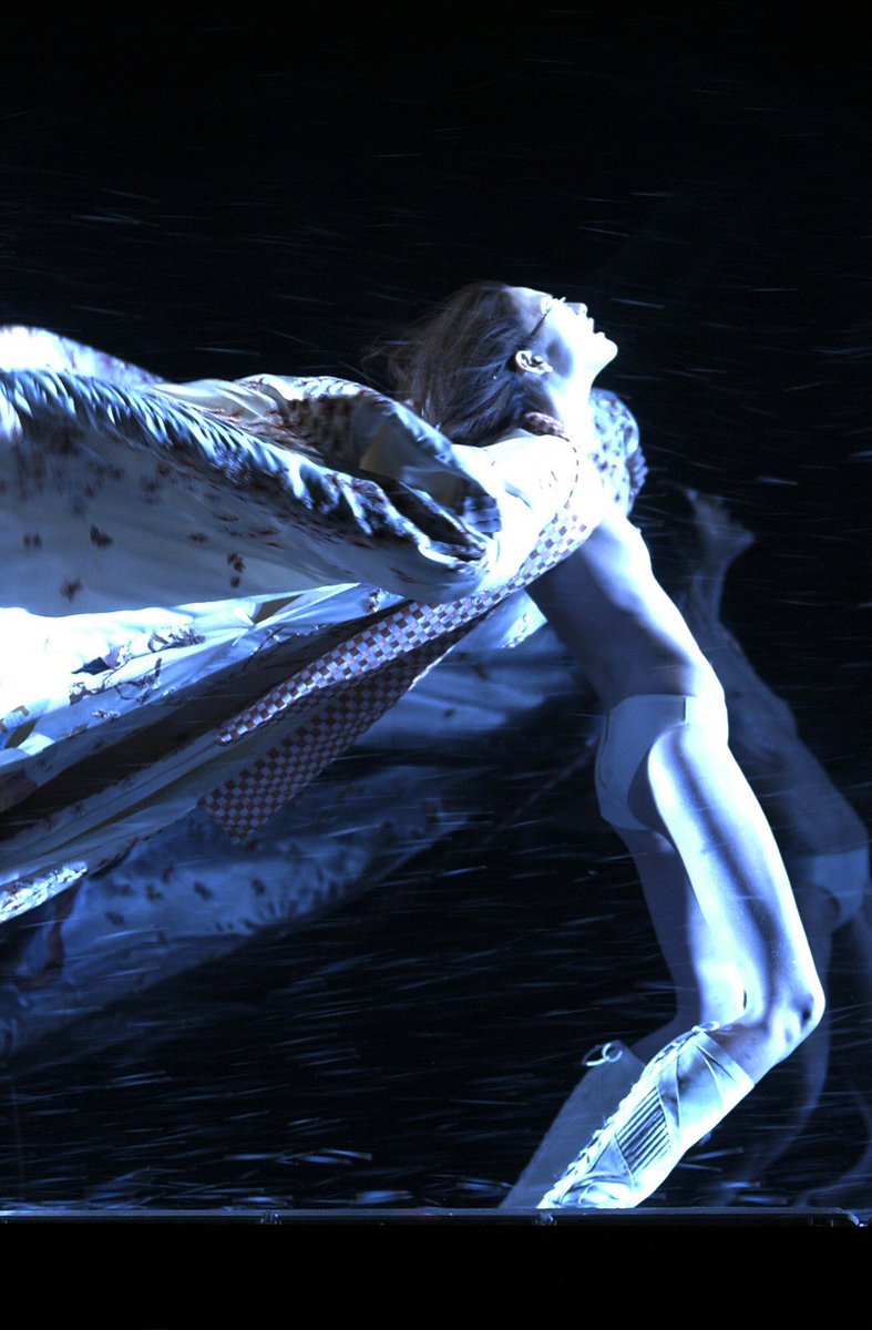 slavichooker's tweet photo. ai tominaga @ alexander mcqueen a/w 2003 ‘scanners’ https://t.co/vuV0Fu23pv