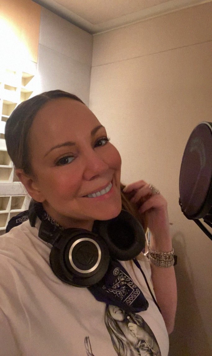 MariahCarey's tweet photo. Starting 3.27 with a new song 🎙💖 #stayhome https://t.co/gRRpiRxgGc