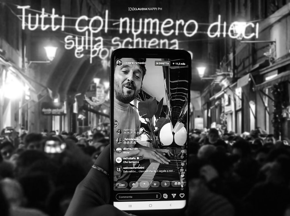 Fotografi di concerti in #quarantena 
Buon compleanno poeta! ❤

Il 31 marzo sarà anche per me un compleanno strano, ma sarà un bel regalo seguire te e tanti altri artisti che adoro per <a href="/Musicacheunisce/">Musica Che Unisce</a>
Ci si vede a casa nostra! 

<a href="/CremoniniCesare/">Cesare Cremonini</a> live 27.03 

#iofotografodacasa