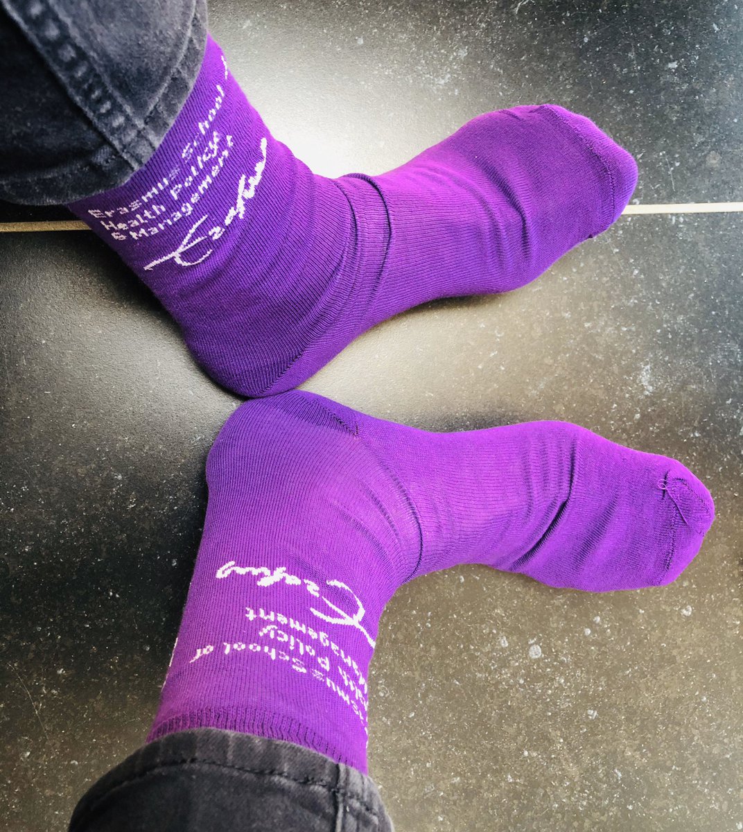 kimputters's tweet photo. Wat een verrassing en mooi gebaar @ESHPM_EUR @erasmusuni Valt er op de deurmat een envelop met #ESHPM goodies voor bij thuiswerken: sokken, en een webcam-cover om de huiskamer (of bad hair day 😇) af te schermen van de webcam vergadering! Bemoedigende woorden erbij, super! #dank https://t.co/oeI7iTLRJ5