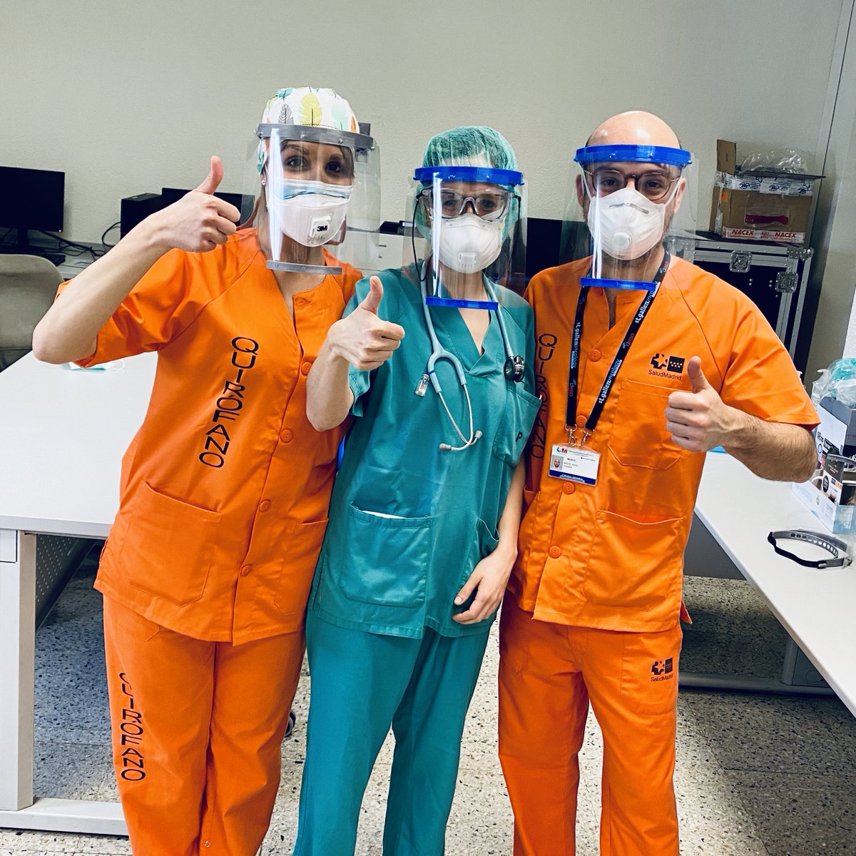 cirugiasteiner's tweet photo. Integrantes del Servicio de Cirugía General dando apoyo en las áreas de críticos del #gregroriomarañon. Ya tenemos las pantallas protectoras para su uso diario. Gracias al diseño de @josefprusa 
#covid19 #proteccion #impresion3d #aplanarlacurva https://t.co/ltELvngqkU