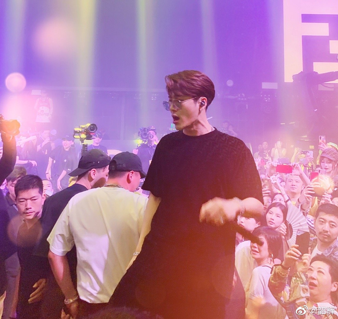 Paffyti's tweet image. [#1PROJECT] Russian speaking fans provided children from Music School for orphans with a football uniform so that they could take part in a football match.#TeamWang was printed as a sponsor #잭슨 #GOT7 @JacksonWang852 #ToJacksonWithLove2020 #BlessedToHaveJackson #KingJacksonDay