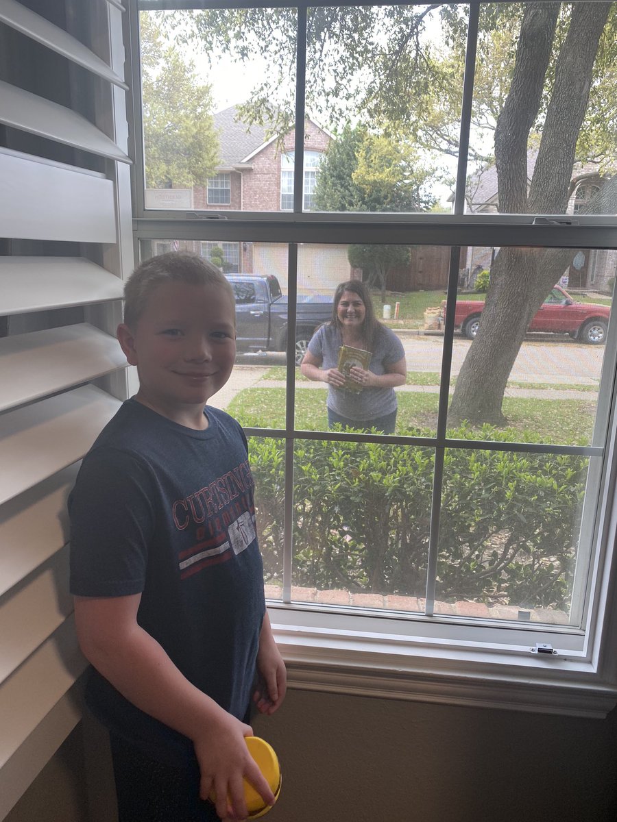 TinyTitansRead's tweet photo. When you get to see your teacher through the window! @FISD_Libraries @CurtsingerLib #CoronaLockdown https://t.co/rywZjjAVpb