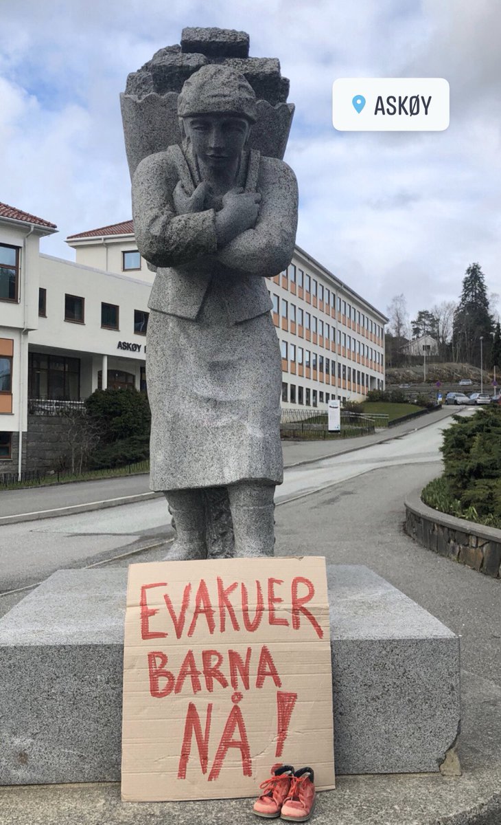 RaudtAskoy's tweet photo. 7500 barn er strandet i flyktningeleiren Moria uten tilgang til rent vann, nok mat, varme eller trygghet. De fryser og er redde. Tilgangen til helsehjelp er svært begrenset. Barn frarøves både skolegang og en trygg oppvekst. #evakuerbarnanå @kjellingolf @erna_solberg @Regjeringen https://t.co/6eXZ0luxyh
