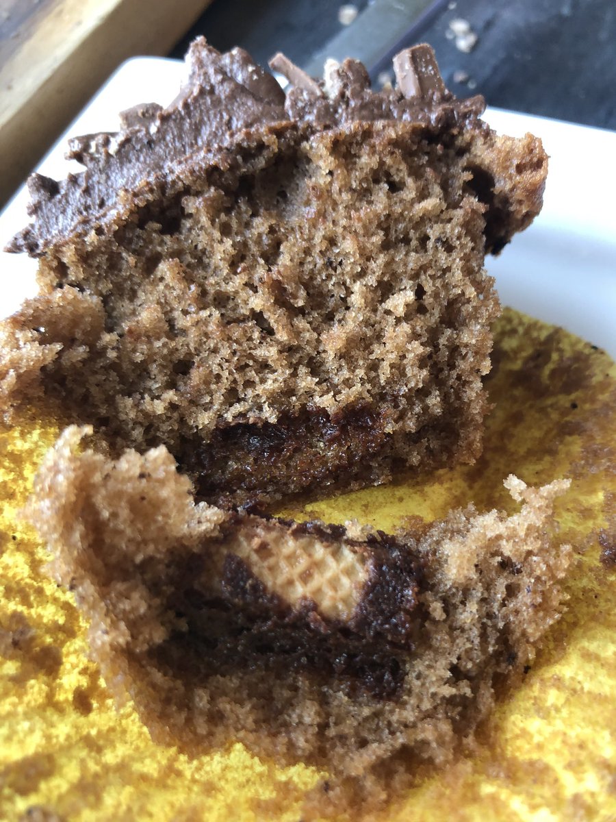 Chocolate cupcake with a chocolate and kitkat buttercream and kitkat on top, swipe for a surprise bit of kitkat in the middle too🧁🍫 #kitkat #cupcake #chocolate