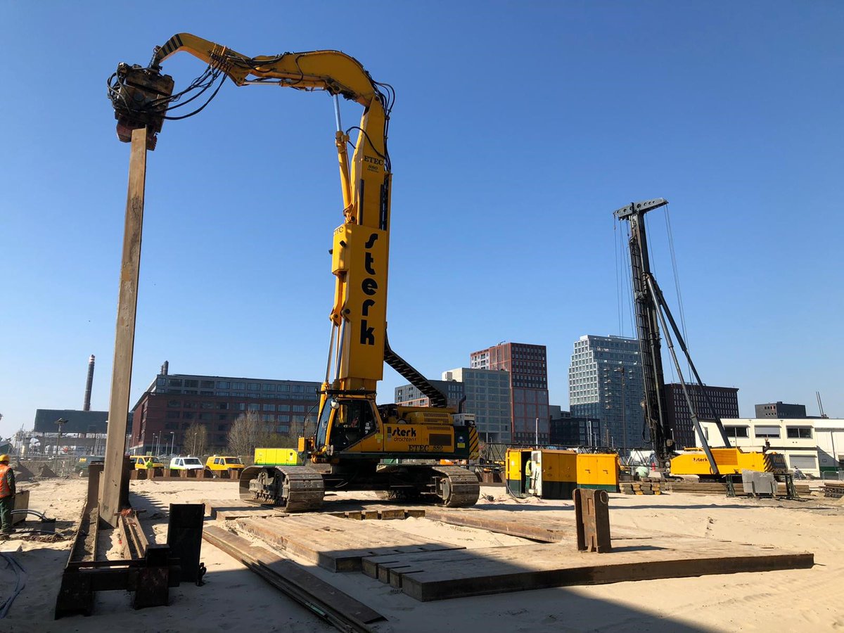 Damwand's tweet photo. Aan het werk in Amsterdam Noord voor Bouwcombinatie Pontkade. We maken een bouwkuip die deels trillingsvrij en deels trillingsarm wordt aangebracht. #Sterk #InnoverendFunderend! #Damwand #Trillingsvrij #Hoogfrequent #trillingsarm #constructiewerk https://t.co/BdBCmUslRW