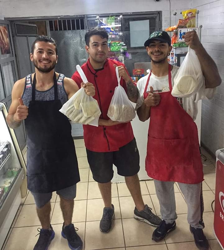 rvfradiopopular's tweet photo. SOLIDARIDAD | "Si alguien quedó sin pancito, quedó sin trabajo o está complicado económicamente, no dude en venir a buscar una bolsita de pan fresco, nadie le preguntará nada, solo queremos contribuir de corazón a quien no la esté pasando bien!
👏🏽👏🏽👏🏽❤❤❤👏🏽👏🏽👏🏽

Continua 👇🏾 https://t.co/3cSJIA9GHb