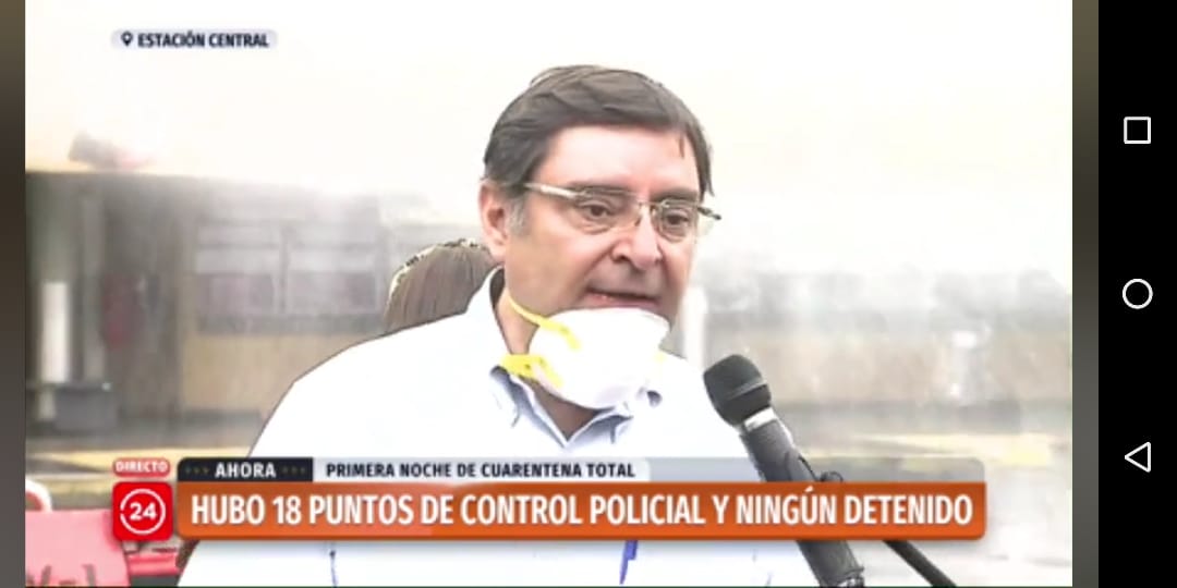 tephi's tweet photo. Con este weón a cargo de la RM estamos cagados... ni la mascarilla usa bien (sin mencionar tocarse la cara o toser en la mano) #renunciaguevara #piteatelocoronavirus #wearedoomed https://t.co/CCwEmtemxr