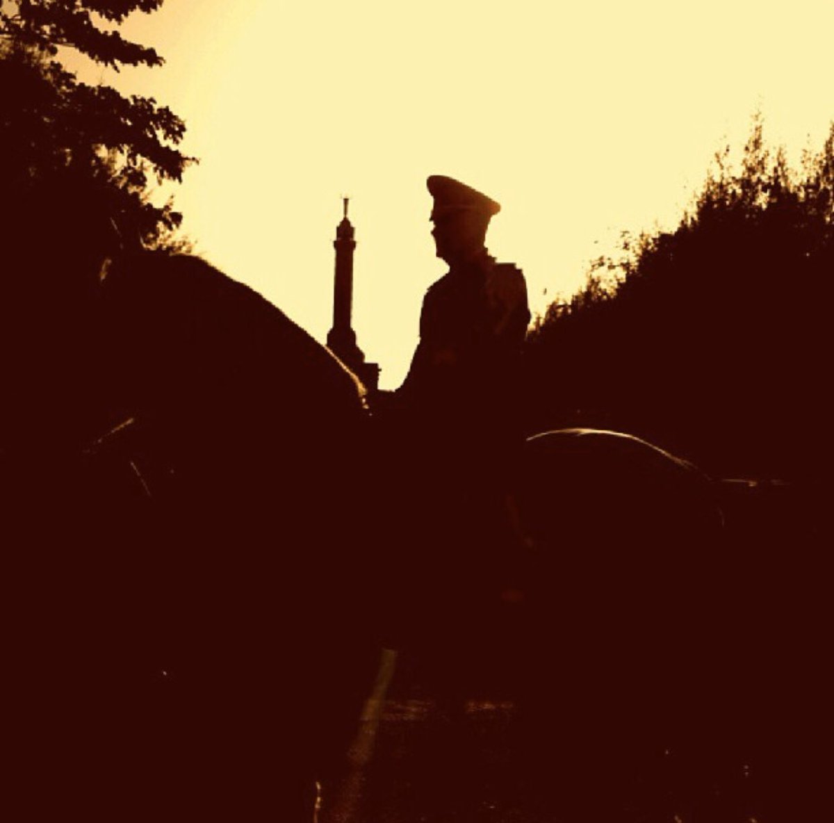 alfredocastrord's tweet photo. “La silueta del Coronel” 

Foto tomada en 2013, desfile del Patrón Santiago. Paz a su alma 🙏🏼 #KalilHache #COVID2019 #QuedateEnTuCasa https://t.co/Dxj0JNNIpj