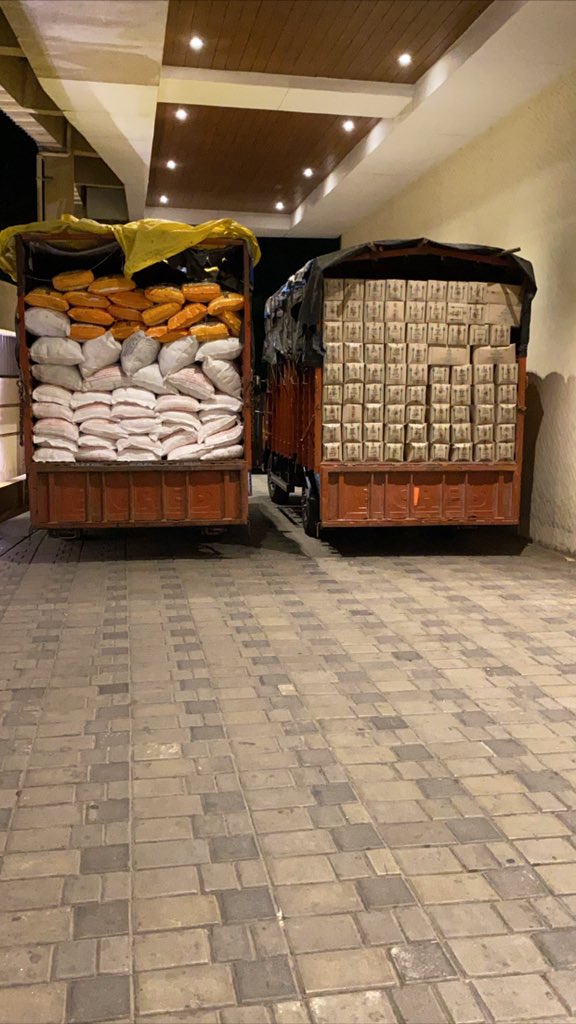 zeeshanBabaS's tweet photo. After finishing our initial target of providing groceries to 5000 homes of daily wages workers in Bandra East, we are trying to reach out to more homes.I’m glad the APMC market opened so we could source more groceries.Will be distributing these tomorrow onwards
#IndiaFightsCorona https://t.co/jZJyTLRMw0