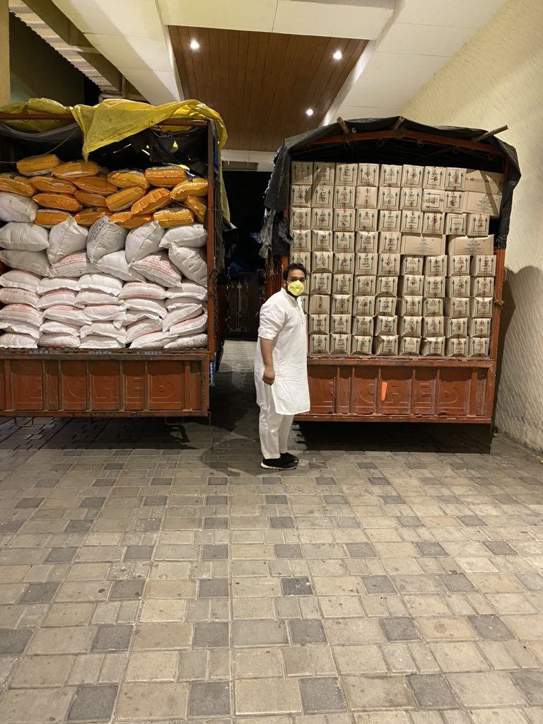 zeeshanBabaS's tweet photo. After finishing our initial target of providing groceries to 5000 homes of daily wages workers in Bandra East, we are trying to reach out to more homes.I’m glad the APMC market opened so we could source more groceries.Will be distributing these tomorrow onwards
#IndiaFightsCorona https://t.co/jZJyTLRMw0