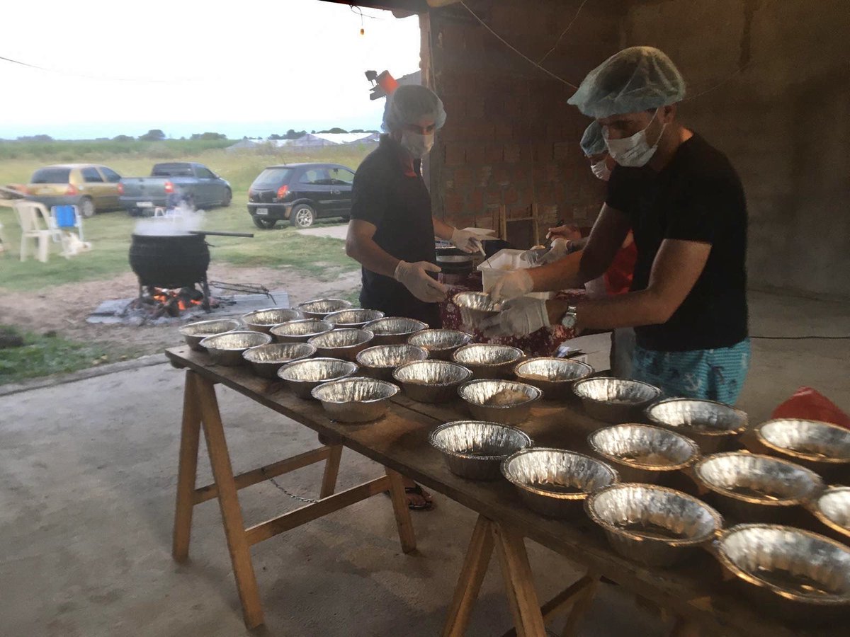 Armada_Uruguay's tweet photo. Solidaridad: Anoche, Personal de la Sub Prefectura del Puerto de Bella Unión realizó en forma voluntaria la recolección y compra de víveres, elaborando una cena para 180 personas carenciadas en Barrio Las Piedras, Plaza de Deportes y Plaza Misiones ⚓️🇺🇾 https://t.co/uJDfNHreJ3