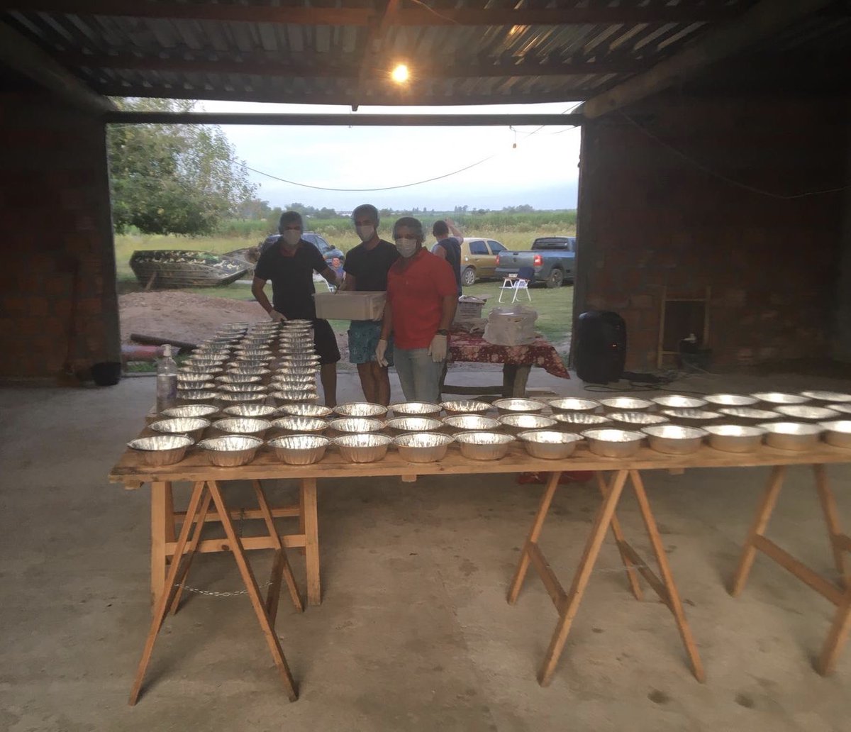 Armada_Uruguay's tweet photo. Solidaridad: Anoche, Personal de la Sub Prefectura del Puerto de Bella Unión realizó en forma voluntaria la recolección y compra de víveres, elaborando una cena para 180 personas carenciadas en Barrio Las Piedras, Plaza de Deportes y Plaza Misiones ⚓️🇺🇾 https://t.co/uJDfNHreJ3