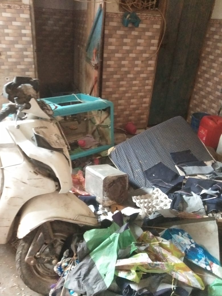 thoumayestnow's tweet photo. Now raising for Irfan &amp; family. They fled for safety with the help of their neighbours but the mob destroyed his home and kirana store. Irfan has 3 daughters and a wife and is desperate to start earning a living again. Help amplify &amp; please donate. DM me for details. #Delhirelief https://t.co/CizH6dczSg