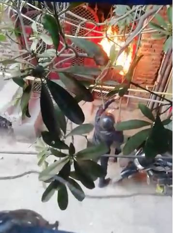 thoumayestnow's tweet photo. Now raising for Irfan &amp; family. They fled for safety with the help of their neighbours but the mob destroyed his home and kirana store. Irfan has 3 daughters and a wife and is desperate to start earning a living again. Help amplify &amp; please donate. DM me for details. #Delhirelief https://t.co/CizH6dczSg
