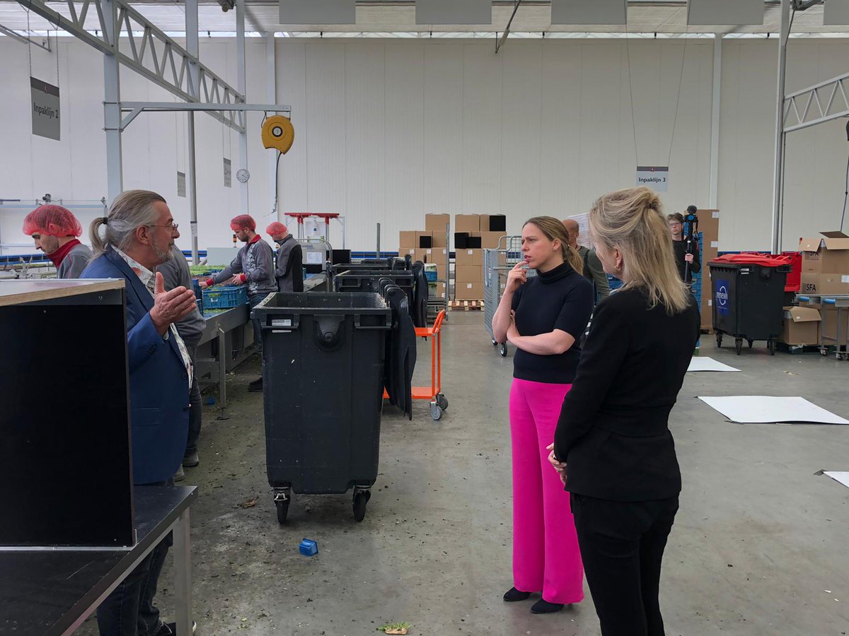 Door #corona kunnen telers niet leveren aan horeca en valt de export terug. Met doorzettingsvermogen en creativiteit proberen ondernemers deze moeilijke tijd door te komen. Bij <a href="/koppertcress/">Koppert Cress</a> zag minister Schouten wat daar gedaan wordt. #SupportYourLocalsNL #alleensamen