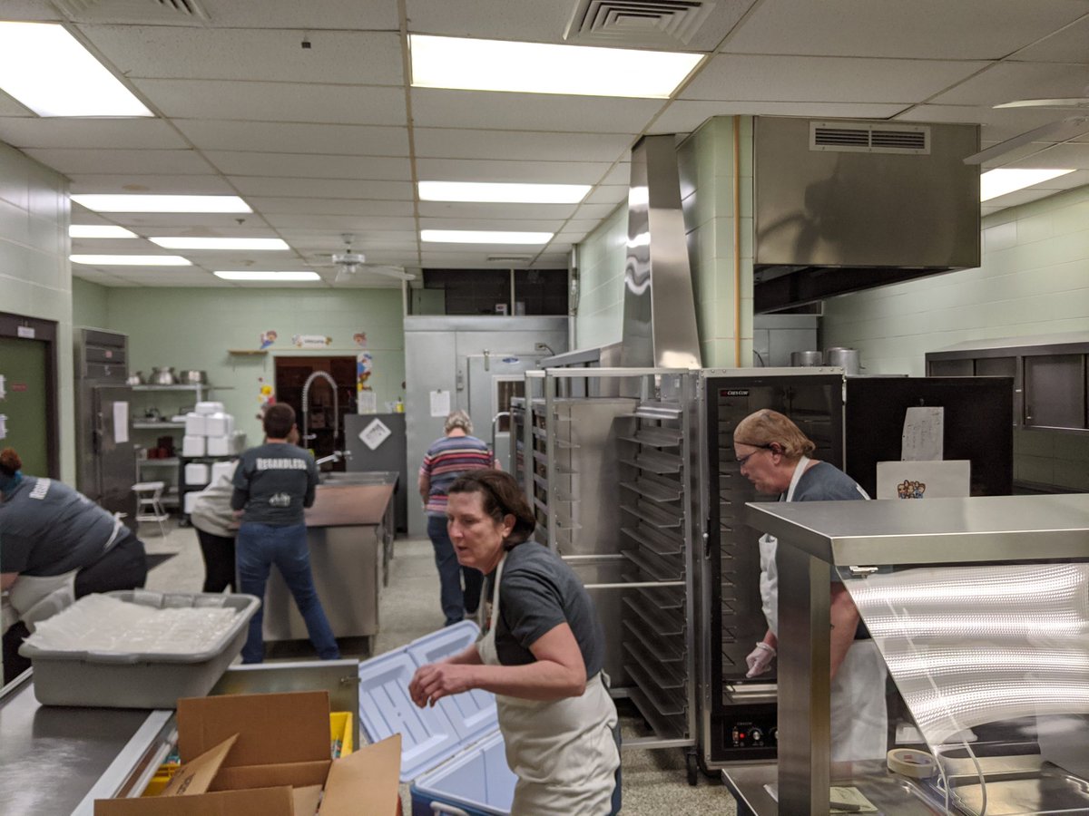 rpittma301's tweet photo. These awesome @CCFoodService ladies have been cranking out meals for the students of @CharlesCityCSD Thank a lunch lady! #MakeItHappenCC https://t.co/f43U6J8cXB