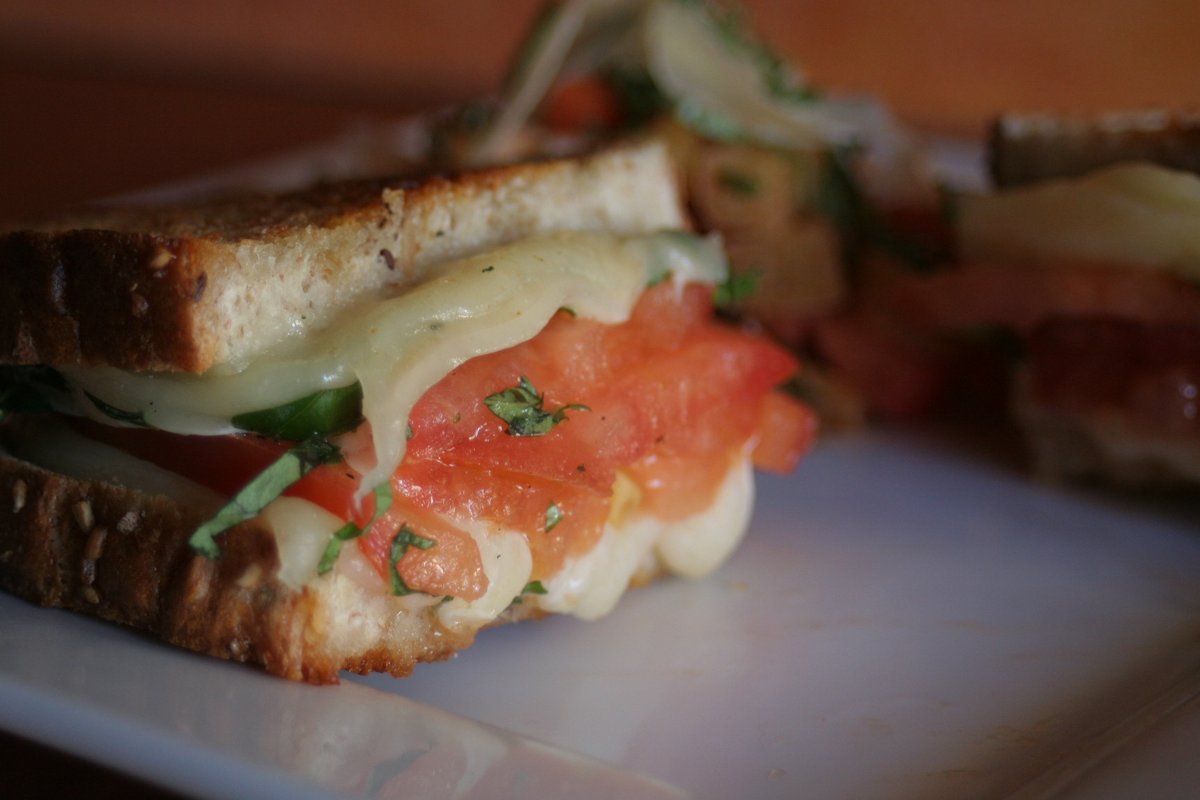 CafeMuseRO's tweet photo. Open for takeout with curbside service, as well as DoorDash and UberEats delivery. 9:30am-1:30pm. 
248-544-4749 or use your favorite delivery app. https://t.co/RNPbipjEk9
