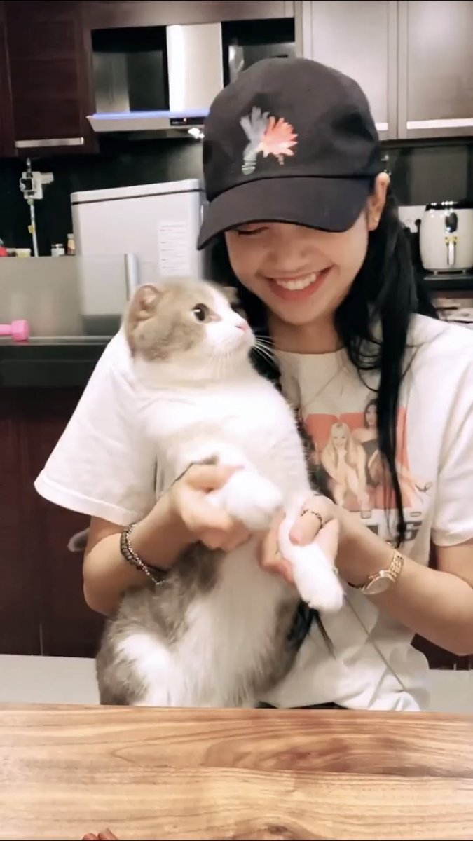 parklalisa97's tweet photo. look at her smile 😭😭😭 https://t.co/X9Wx2k6mRx