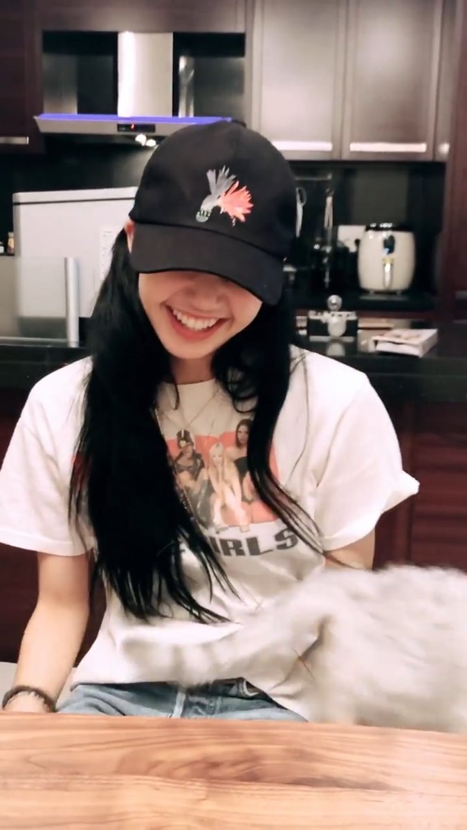parklalisa97's tweet photo. look at her smile 😭😭😭 https://t.co/X9Wx2k6mRx