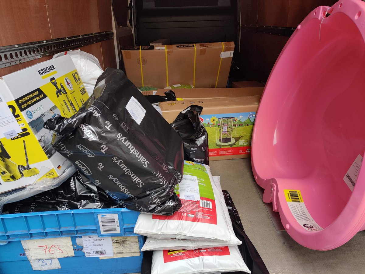 <a href="/piersmorgan/">Piers Morgan</a> This is what Argos delivery drivers are being made to continue to deliver. Picture taken today