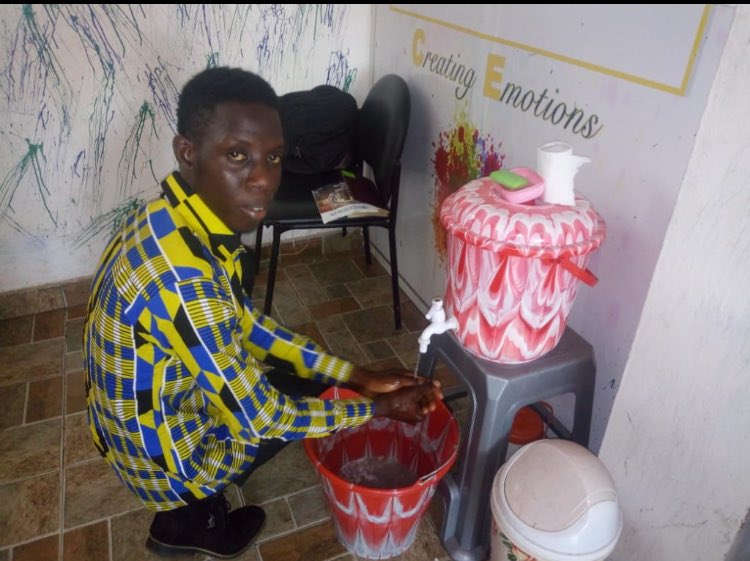 EricSylas's tweet photo. #Orange_Handwashing_Challenge
Hand washing is one of the best practices to adopt in this pandemic.
Challenge accepted @Orange_sierra.
#FightCOVID19 #Maintainzero #SocialDistanacing
@jay_khol @Prioritysols
I now challenge @amaduzord, @kai_turay @omegabritish, @ChanConteh https://t.co/zTinm0PXta