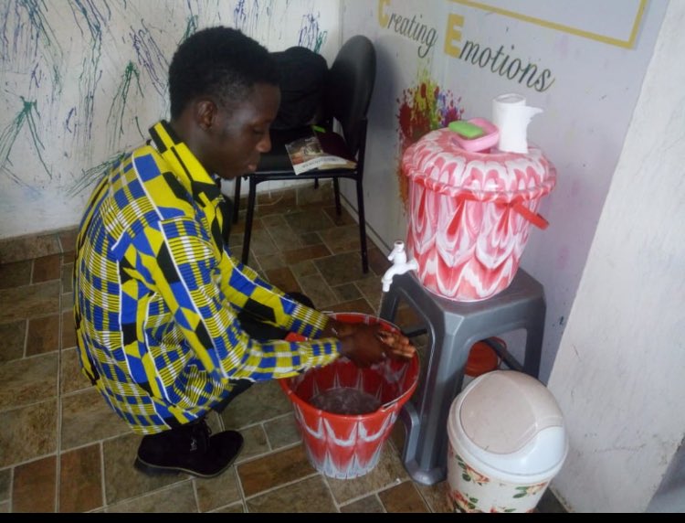 EricSylas's tweet photo. #Orange_Handwashing_Challenge
Hand washing is one of the best practices to adopt in this pandemic.
Challenge accepted @Orange_sierra.
#FightCOVID19 #Maintainzero #SocialDistanacing
@jay_khol @Prioritysols
I now challenge @amaduzord, @kai_turay @omegabritish, @ChanConteh https://t.co/zTinm0PXta