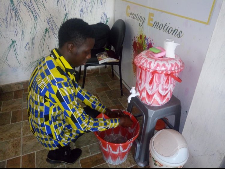 EricSylas's tweet photo. #Orange_Handwashing_Challenge
Hand washing is one of the best practices to adopt in this pandemic.
Challenge accepted @Orange_sierra.
#FightCOVID19 #Maintainzero #SocialDistanacing
@jay_khol @Prioritysols
I now challenge @amaduzord, @kai_turay @omegabritish, @ChanConteh https://t.co/zTinm0PXta