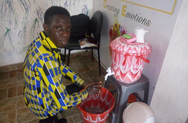 EricSylas's tweet photo. #Orange_Handwashing_Challenge
Hand washing is one of the best practices to adopt in this pandemic.
Challenge accepted @Orange_sierra.
#FightCOVID19 #Maintainzero #SocialDistanacing
@jay_khol @Prioritysols
I now challenge @amaduzord, @kai_turay @omegabritish, @ChanConteh https://t.co/zTinm0PXta