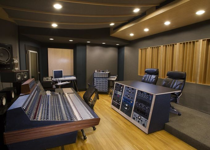 Let's make some music! This gorgeous 7500 sq. ft studio is designed to perfection. Check the link and book this space. #recordingstudio #music #producers #musician #Spacefy spacefy.com/en/listing/stu…