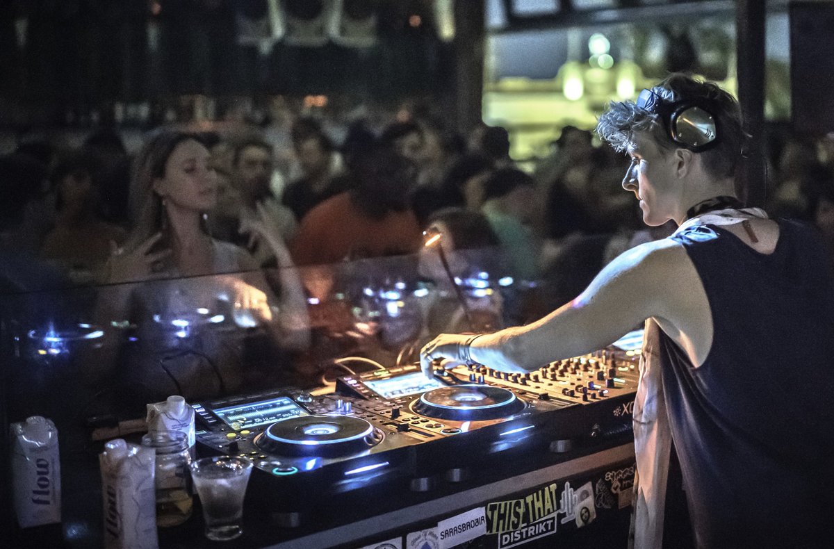 FlashClubDC's tweet photo. #FlashLife Pro Tip: Respect the DJs who are hard at work at creating your nightlife experience. 🙌🎶🙂
__________
#FlashLifeDC #FlashClubDC #FlashDC https://t.co/HXNw3TFBfa