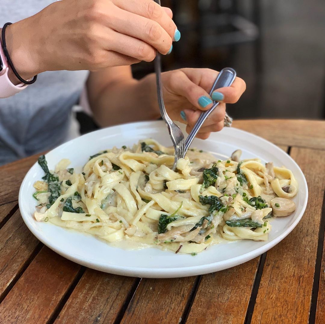 SWGSantaMonica's tweet photo. When eating in feels like dining out 😋#quarantinecuisine #staysafe
🍽️: Fettuccine with mushrooms, grana padano, cream, spinach, chives, &amp; white truffle oil
🚗: Available for delivery on Grubhub Uber Eats Seamless and Postmates 
Order now: https://t.co/DLOpf6Wpdn https://t.co/ZnoKPYHtUs