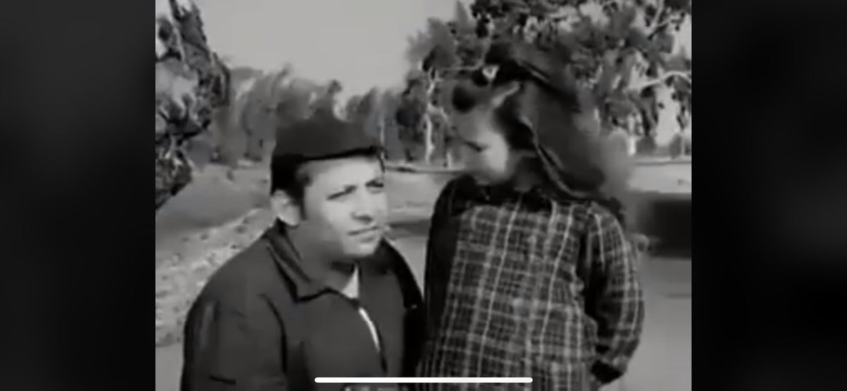 albezzawy's tweet photo. انتوا ماشين يا اونكل و مش هاترجعوا تاني؟ .. لا دي اخر مره اصل عندنا شغل في حته بعيد اوي .. طب تعالو تاني بعد ما تخلصوا شغل ؟ .. هاتكون فاتت سنين و سنين و مش هايبقى فاضل من حد فينا غير اسمه .. من تصوير اخر مشهد في فيلم (لسنا ملائكة) .. الله يرحمك يا استاذ جورج #جورج_سيدهم https://t.co/vL6mWHuKMu