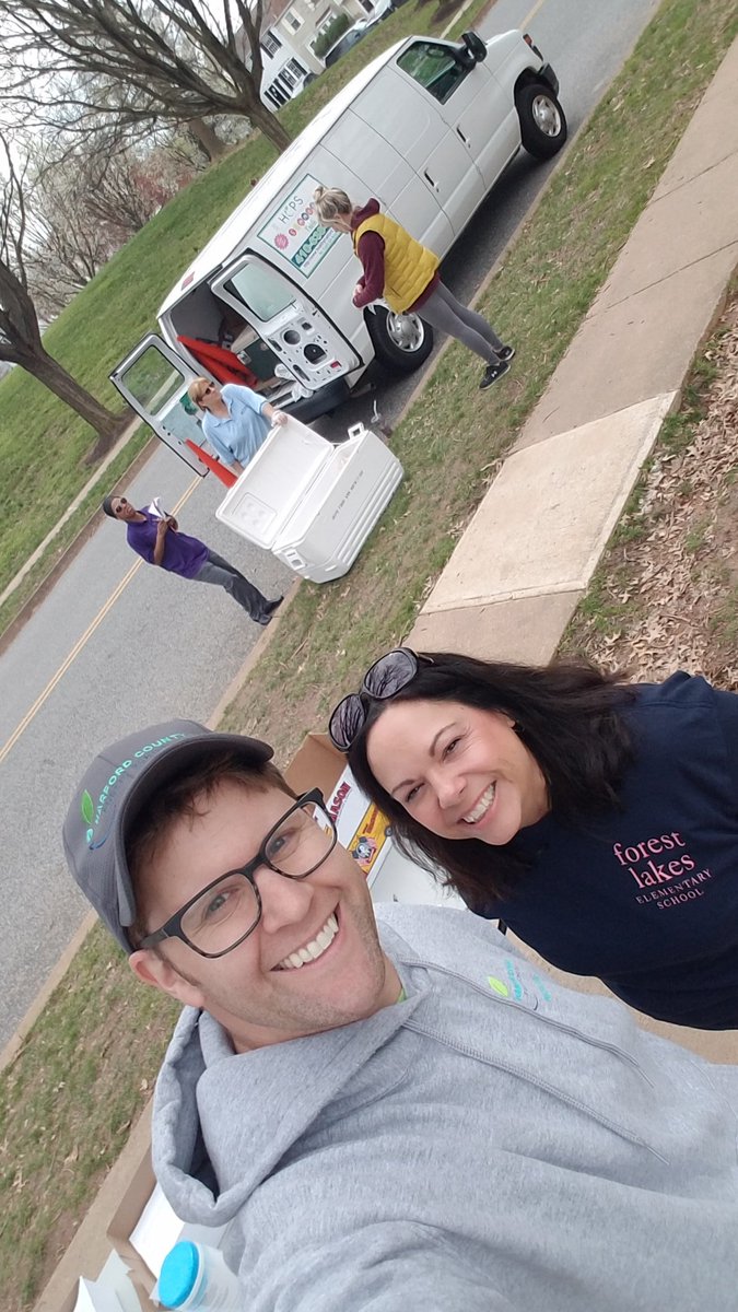 MrG_Mobile's tweet photo. It's a beautiful today to pick up new learning packets and meals! #ShineHCPS @HCPSchools https://t.co/LTBZi3tTNz