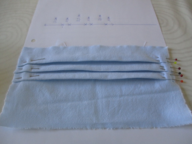 vdwnico's tweet photo. 2/ #MakeFaceMask ? My mother made tissue masks where you can insert a filter. Technical details here : https://t.co/VK96AGHRNZ . There is a trick for the filter explained below. https://t.co/f49EysxFGq